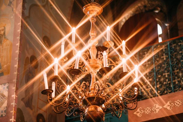 Lampadario antico gruppo oro incandescente candele mette in evidenza — Foto Stock