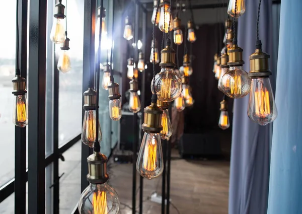 Edison 灯装饰组花环悬挂电线 — 图库照片
