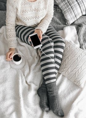 öğrenci kız sıcak ev giyim yatak akıllı telefon