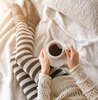 öğrenci kız sıcak ev giyim yatak akıllı telefon