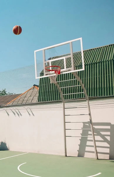 Baloncesto tres puntos tiro bola vuelo golpe gol — Foto de Stock