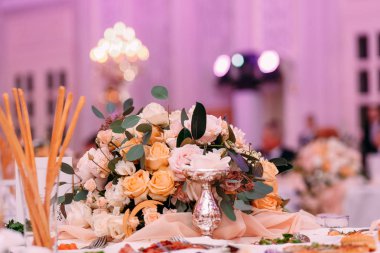 şenlikli masa dekorasyon çiçekçilik çiçekler renk aydınlatma