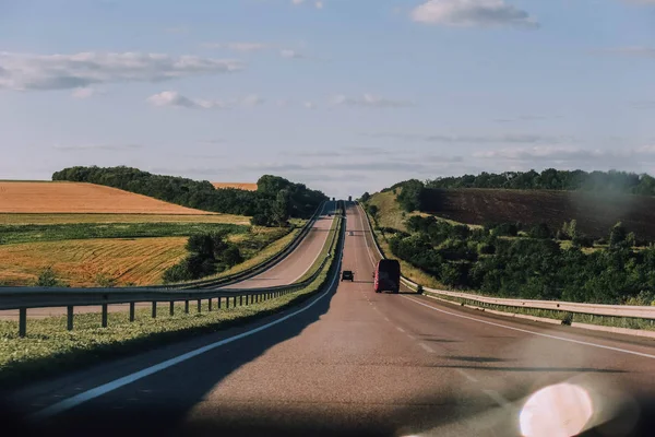Подорожі автомобіль швидкість дорожній пейзаж через скло — стокове фото