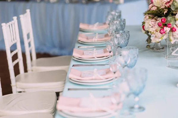Elegant festlig bordsdekoration blå vit ton — Stockfoto