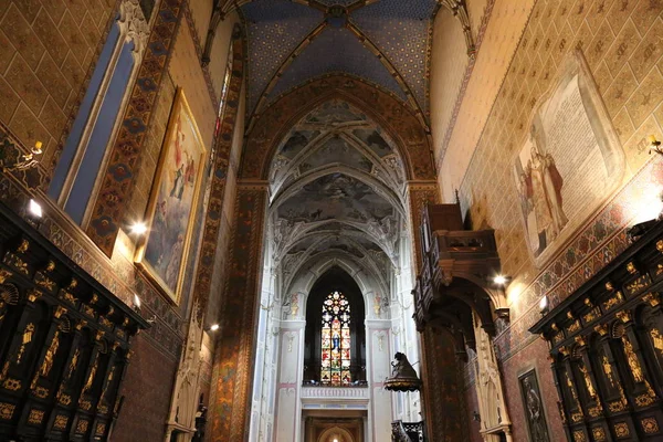 Majestic architecture catholic cathedral inside columns — Stock Photo, Image