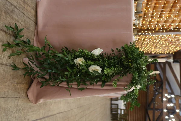 Святковий декор банкетний зал гірлянди золотий квітковий — стокове фото