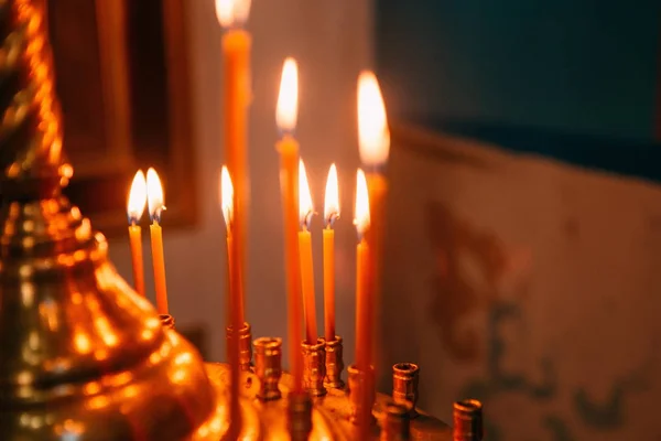 Religieuze rite viering kathedraal decoraties kaarsen — Stockfoto