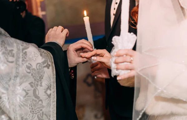 Religieuze rite viering kathedraal decoraties kaarsen — Stockfoto