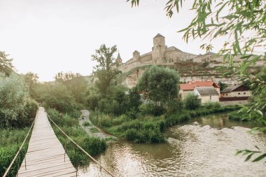 Asma köprü nehir görünümü büyük kale kuleleri