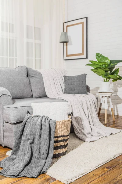 寝室のインテリア暖かい格子状の枕織物の色 — ストック写真
