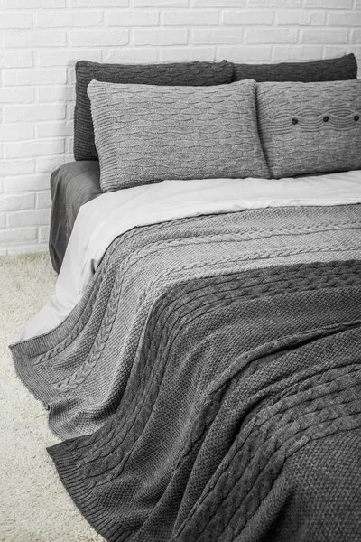 Wnętrze sypialnia ciepłe Plaid poduszki kolor tekstylia — Zdjęcie stockowe