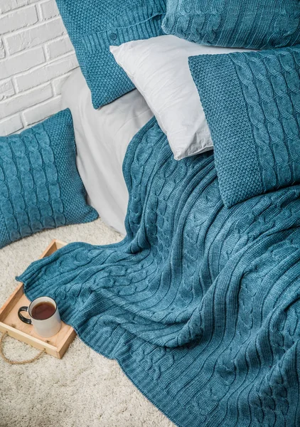 Schlafzimmer Interieur warme karierte Kissen textile Farbe — Stockfoto