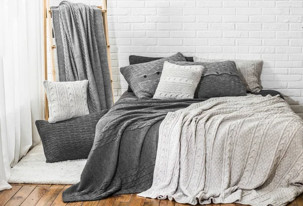 Schlafzimmer Interieur warme karierte Kissen textile Farbe — Stockfoto