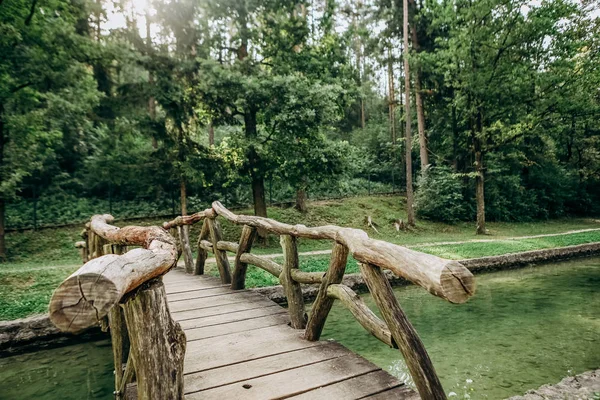 Puente peatonal vintage de madera cruzando el parque del río — Foto de Stock