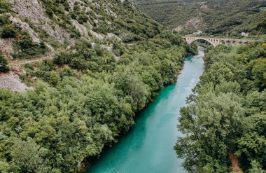 turkuaz dağ nehir su kemeri köprü yolları renkli