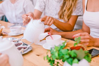 sabah kahvaltı insanlar masa çayı kurabiye reçel