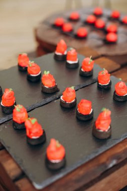 parti kurumsal gıda büfemez balık kanepeler