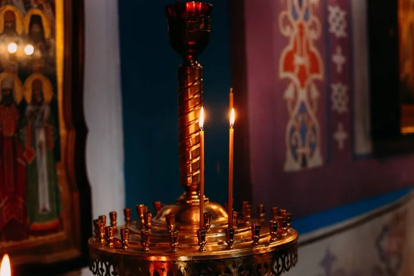 Celebrazione di rito religioso cattedrale decorazioni candele — Foto Stock