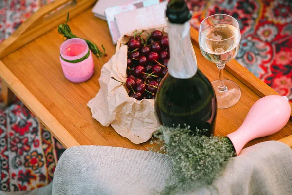 Románticos amantes de la cena picnic champán frutas fuera — Foto de Stock