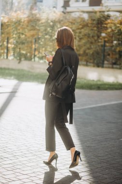 kız şık giysiler yüksek topuk ayakkabı dışında