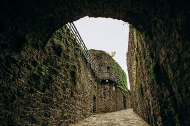 İtalya'da eski taş tahkimat kalesi tepe