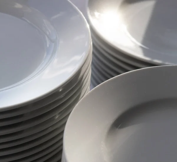 Placas de grupo mesa branca servindo restaurante — Fotografia de Stock