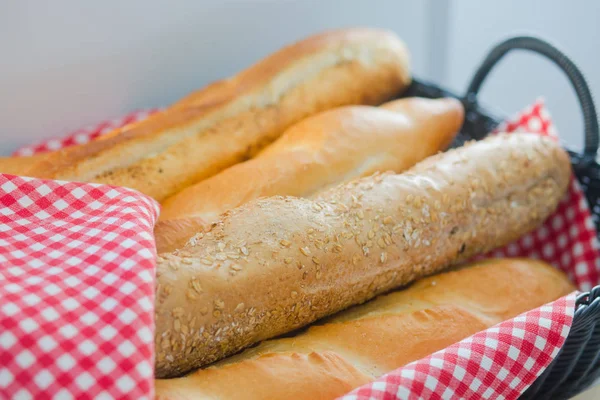 Baguette fresh pastries eco basket covered towel — Stock Photo, Image