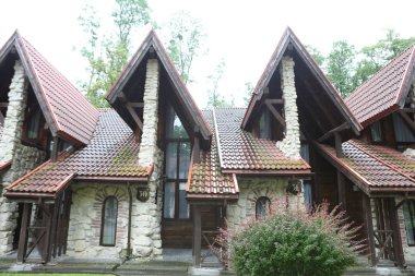 grup ahşap bina kamp rezerv orman vadisi