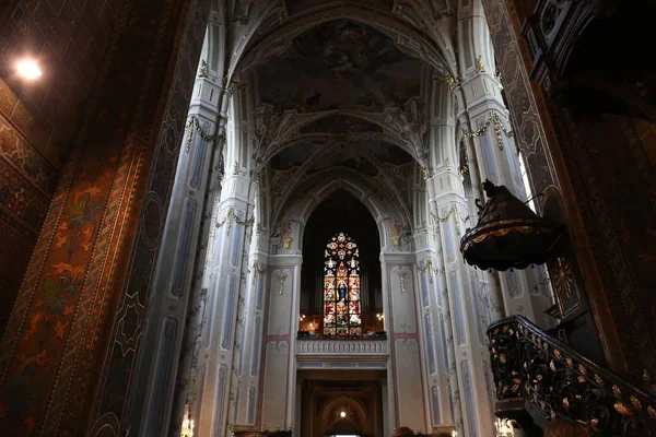 Maestosa architettura cattedrale cattolica all'interno di colonne — Foto Stock