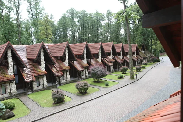 grup ahşap bina kamp rezerv orman vadisi