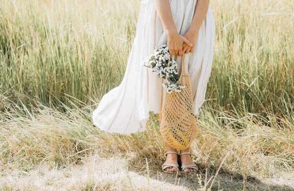 Mulher roupas naturais eco malha corda saco flores silvestres — Fotografia de Stock