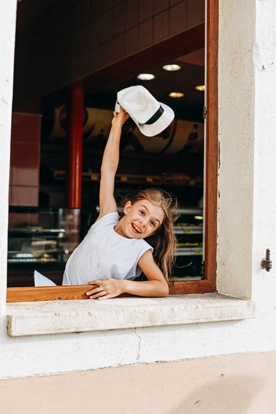 여자 모자 는 창 기쁨 감정을 통해 파도 — 스톡 사진
