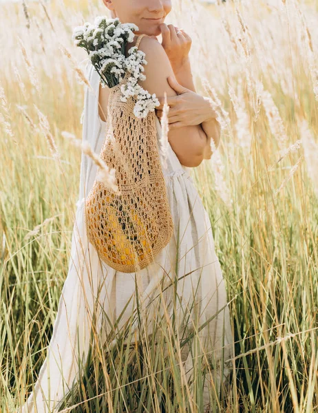 Γυναίκα φυσικά ρούχα Eco ματιών τσάντα string αγριολούλουδα — Φωτογραφία Αρχείου