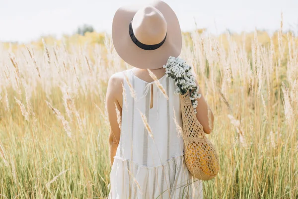 Kadın doğal giysiler eko örgü dize çanta kır çiçekleri — Stok fotoğraf