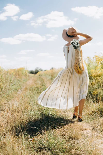 Mulher roupas naturais eco malha corda saco flores silvestres — Fotografia de Stock