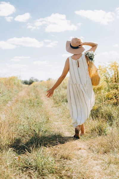 Mulher roupas naturais eco malha corda saco flores silvestres — Fotografia de Stock