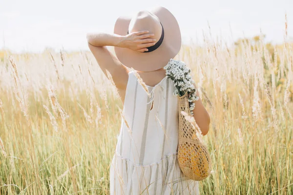Mulher roupas naturais eco malha corda saco flores silvestres — Fotografia de Stock