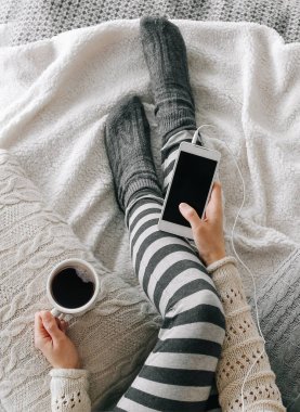 öğrenci kız sıcak ev giyim yatak akıllı telefon