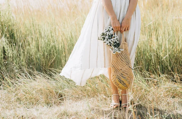 Mulher roupas naturais eco malha corda saco flores silvestres — Fotografia de Stock
