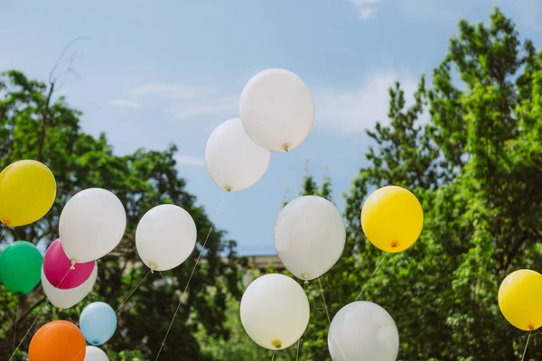 Grupa Multi kolorowe balony wstążki poza niebo — Zdjęcie stockowe