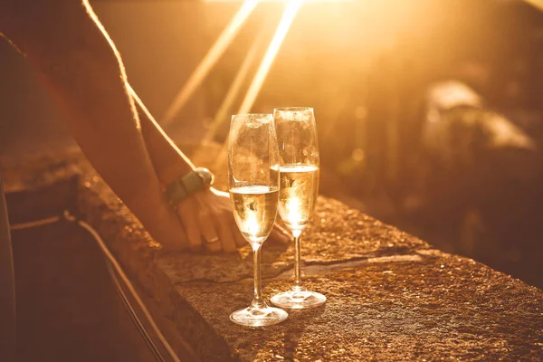 Pareja amor gafas vino romance techo puesta del sol — Foto de Stock
