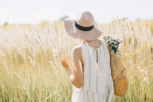 Mulher roupas naturais eco malha corda saco flores silvestres — Fotografia de Stock