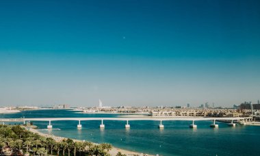 Dubai köprü deniz kanalı plajları arka plan şehir