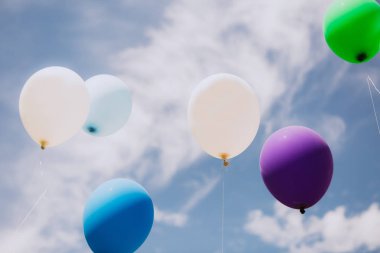 gökyüzü dışında grup çok renkli balonlar şeritler