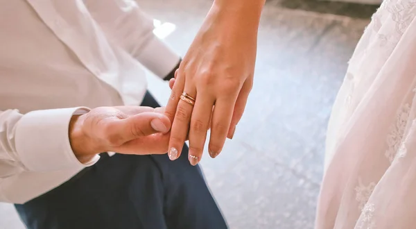 Ζευγάρι αγάπη κρατώντας τα χέρια νύφη γαμπρός ρομάντζο — Φωτογραφία Αρχείου