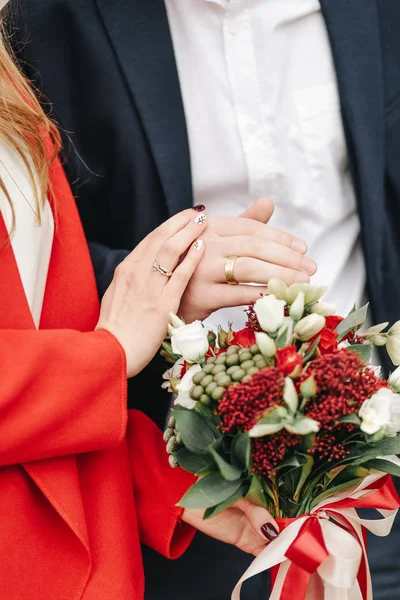 Couple amour tenant la main fille bouquet fleurs — Photo