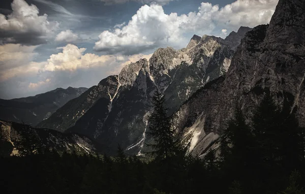 Montañas alpes verano piedras vegetación cielo nubes — Foto de Stock