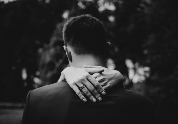 Обійми пари руки шия чоловіки побачення історія кохання — стокове фото