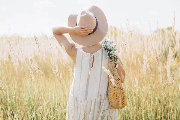Kadın doğal giysiler eko örgü dize çanta kır çiçekleri — Stok fotoğraf