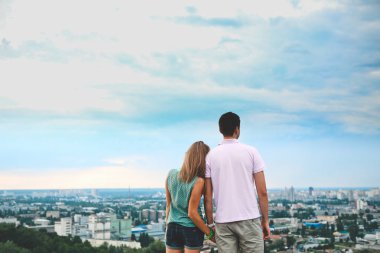 çift çatı arka el ele tutuşarak şehir görünümlü